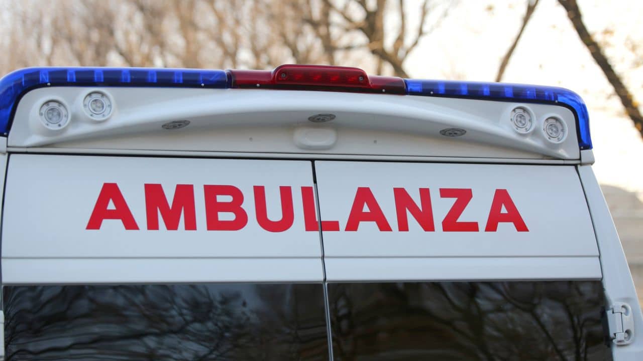 Ambulanza per uomo ucciso e lasciato nudo in strada