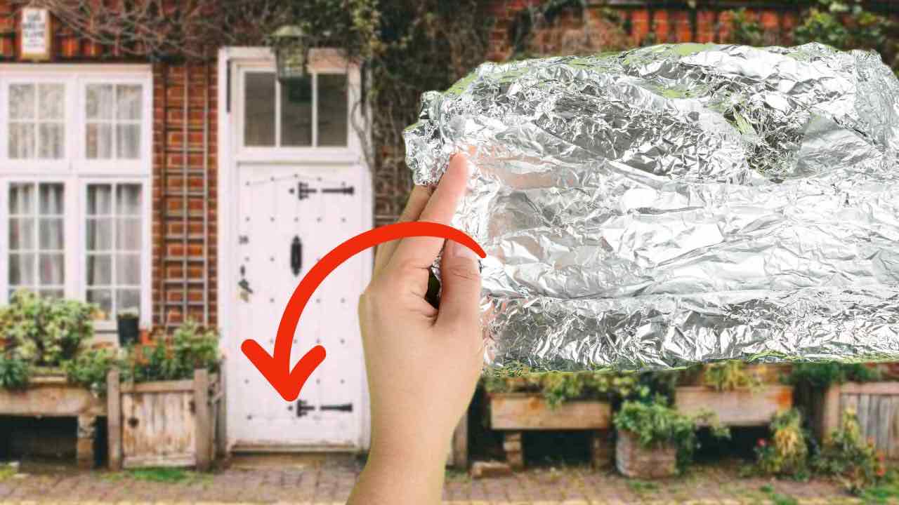 Papier d'aluminium sur le pas de la porte