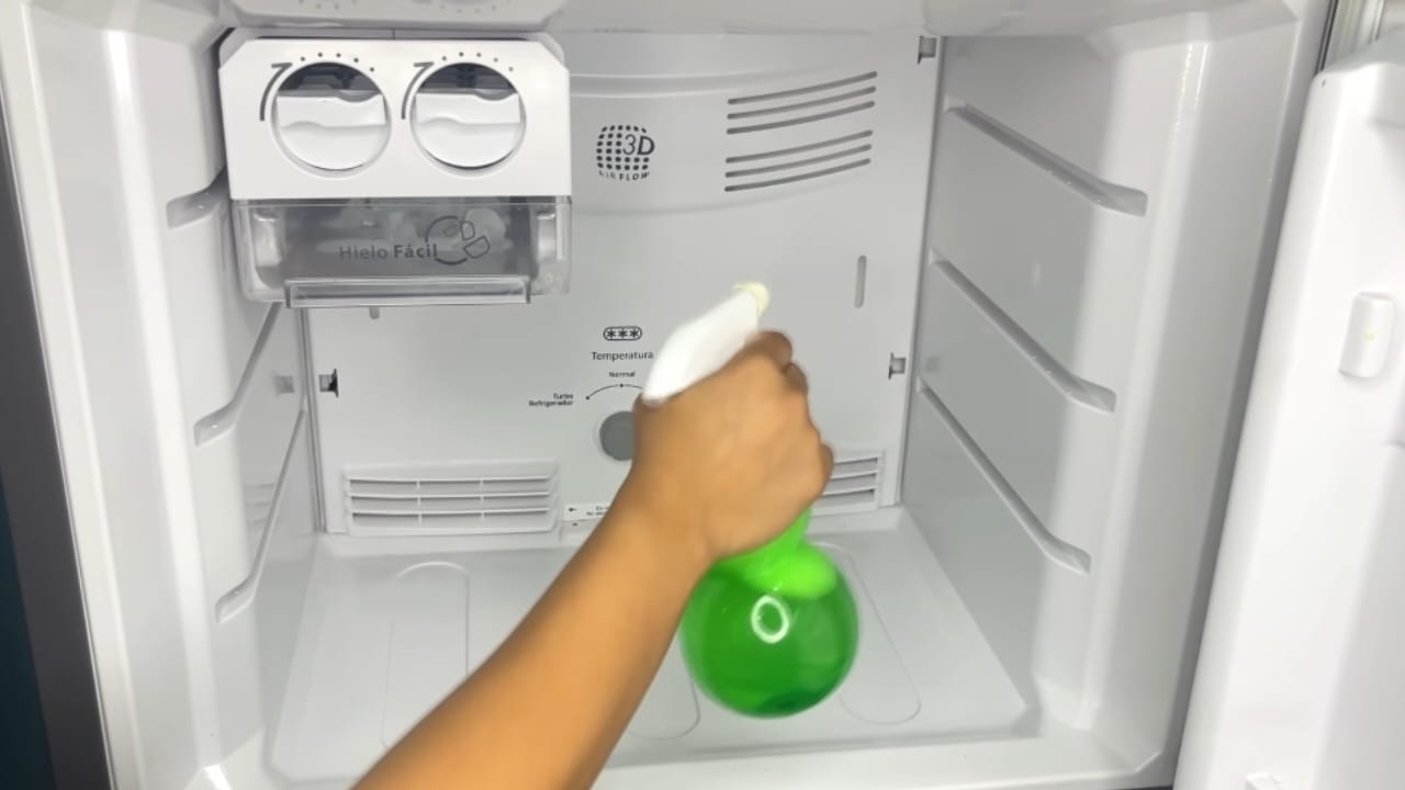 Cattivi odori dal frigorifero? Spruzza questo: problema risolto  definitivamente