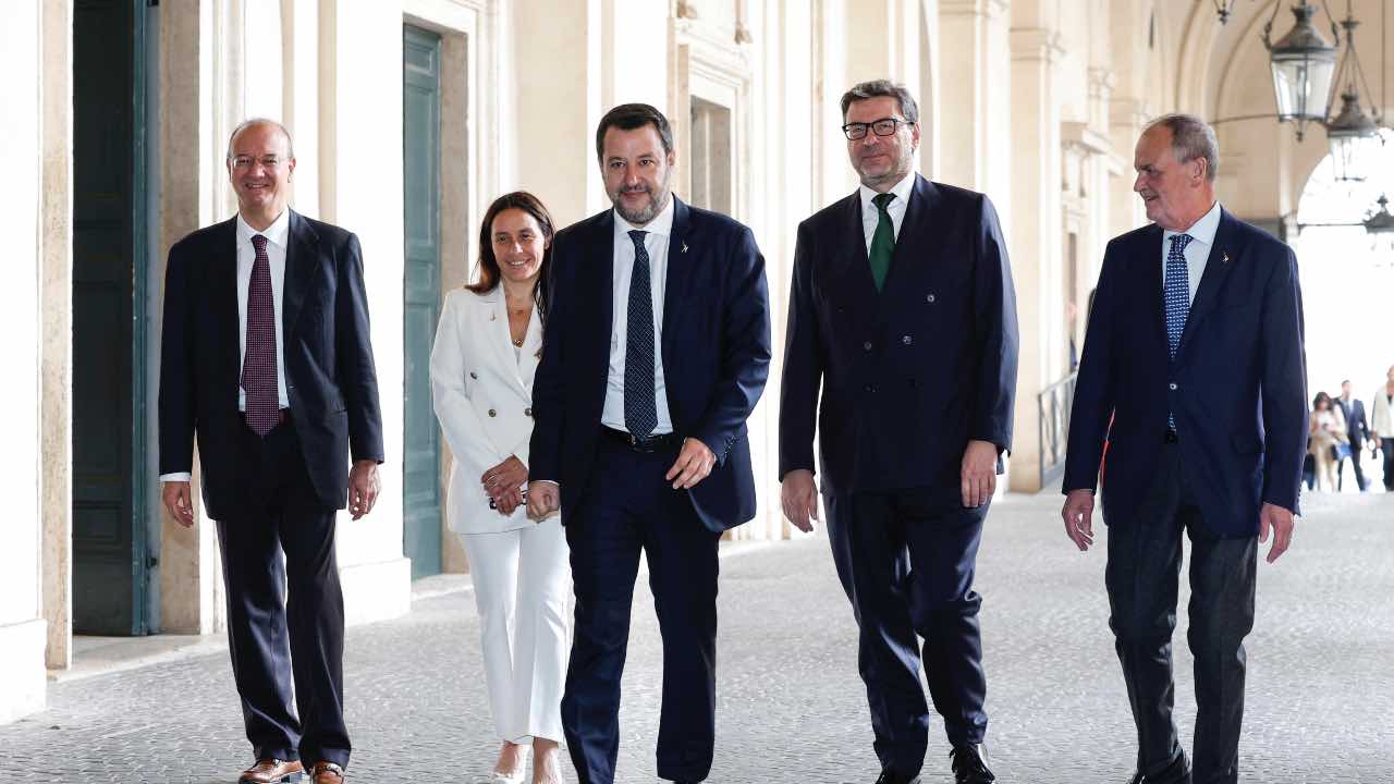 Giuseppe Valditara, Alessandra Locatelli, Matteo Salvini, Giancarlo Giorgetti e Roberto Calderoli