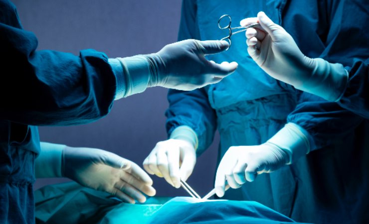 Medici durante un'operazione