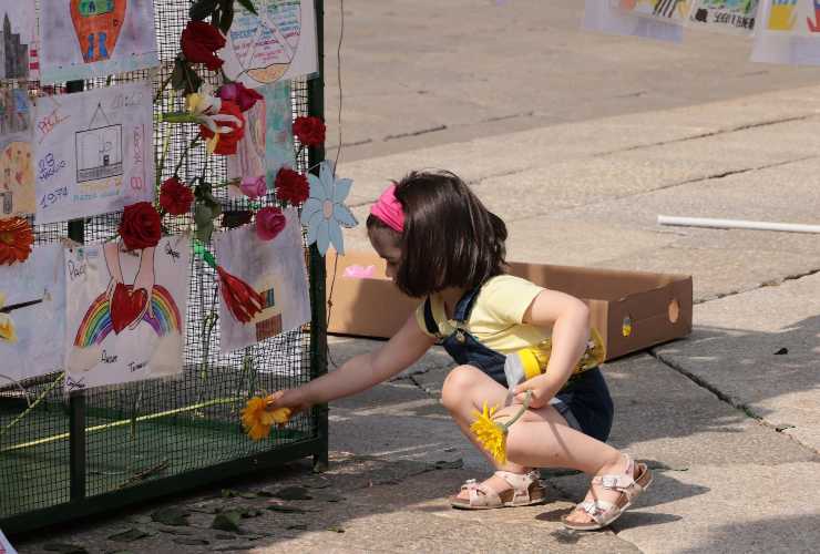 Piazza della Loggia, omaggio di una bambina 