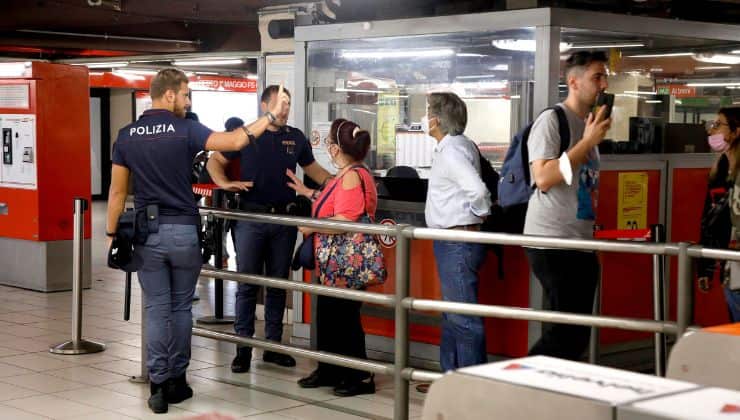 Polizia e utenti alla metro di Milano