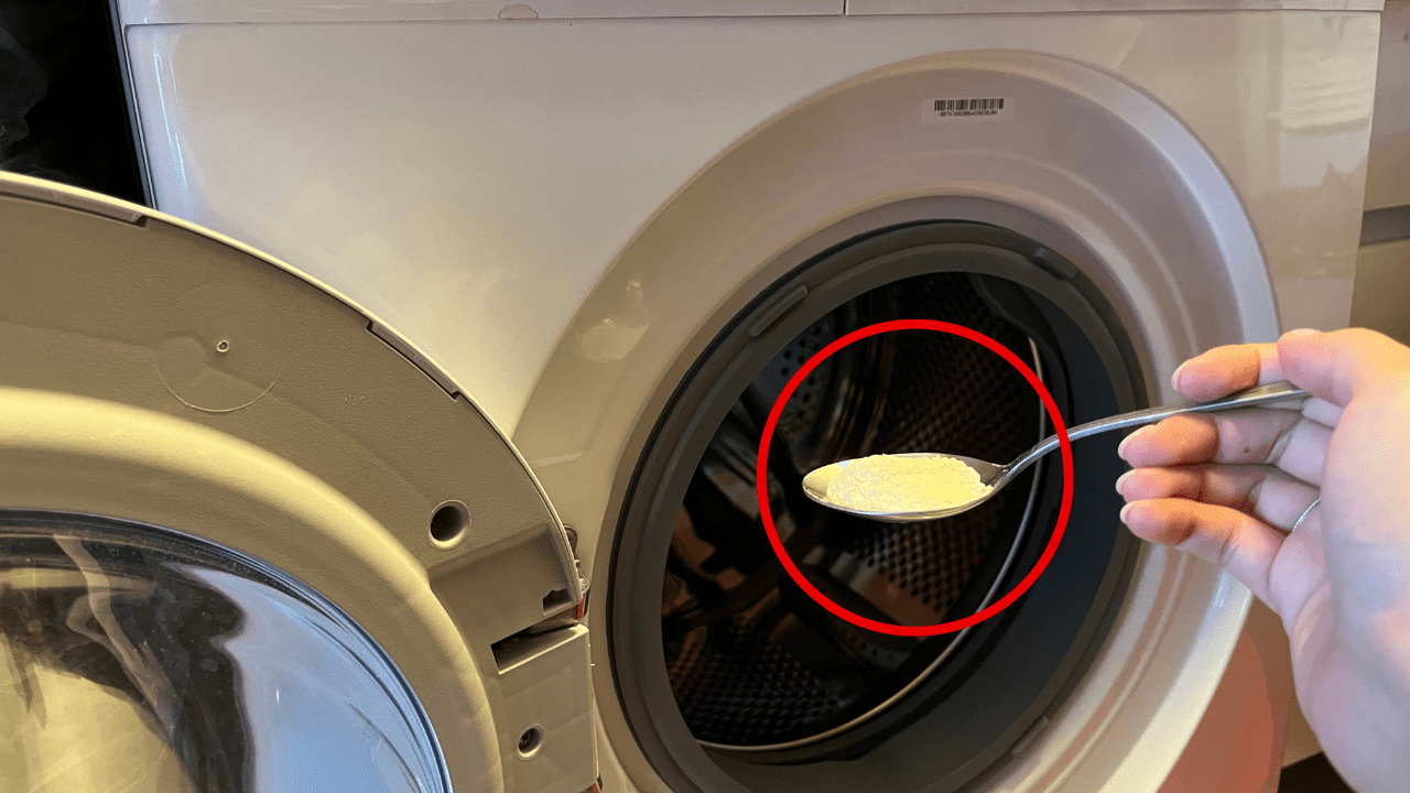 Une cuillère dans la machine à laver