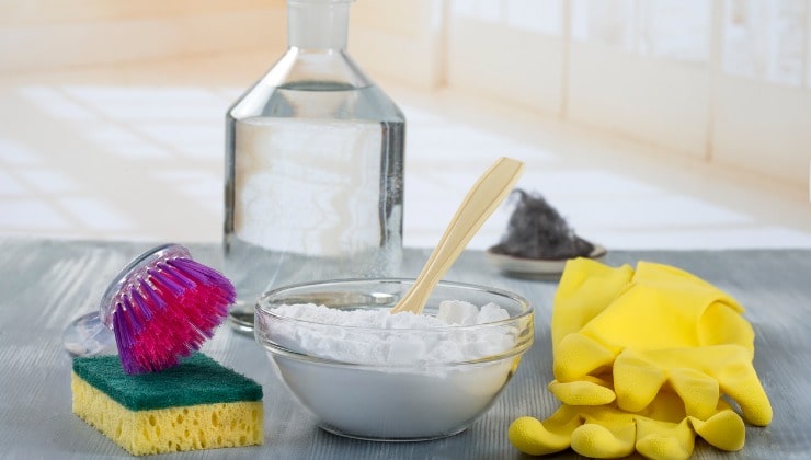 Bicarbonate de soude, vinaigre et gants pour nettoyer les toilettes