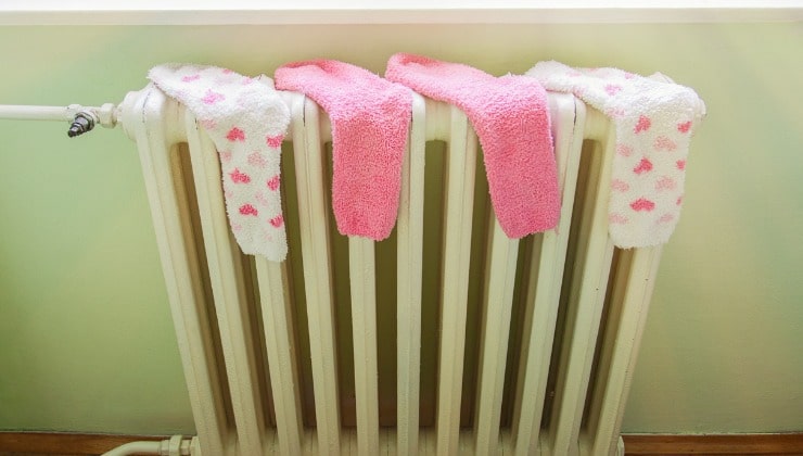 Chaussettes mouillées sur un radiateur chaud