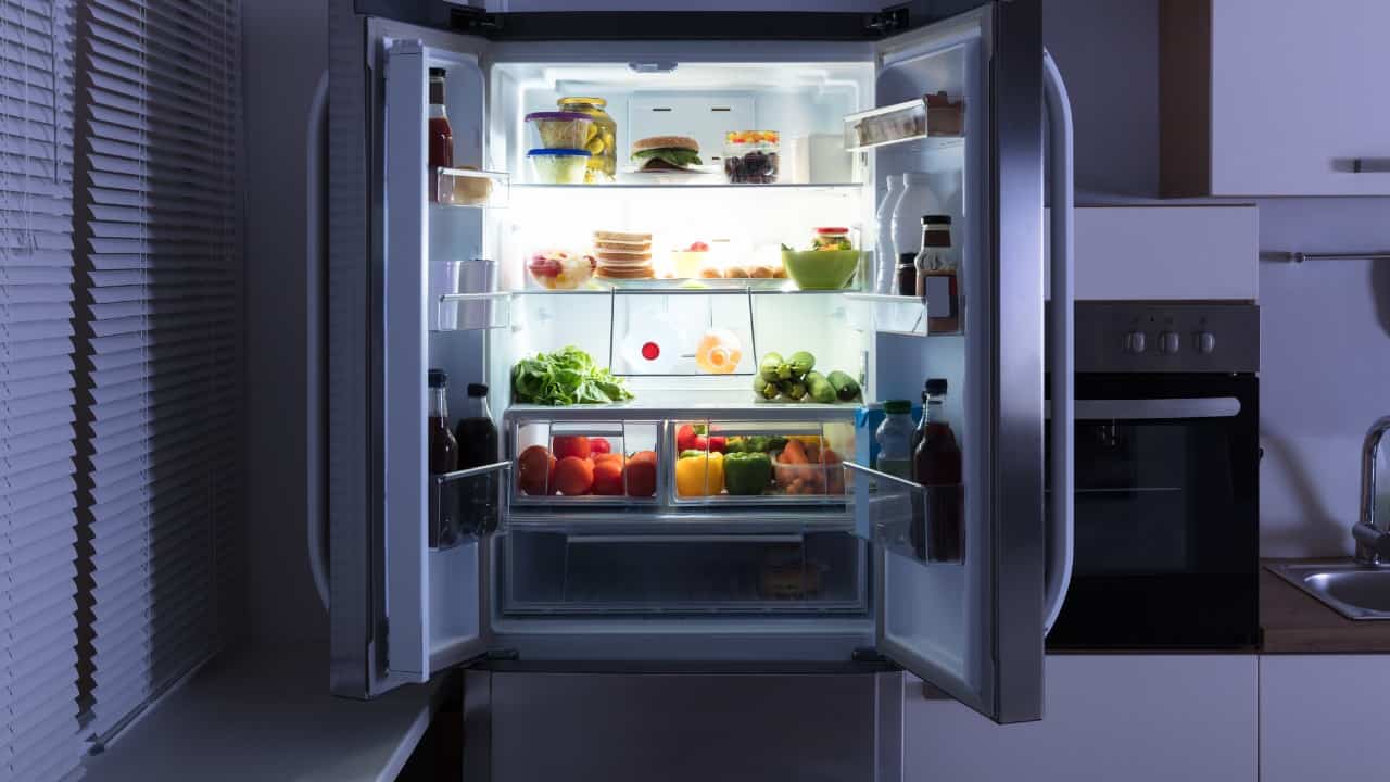 Réfrigérateur ouvert dans le noir