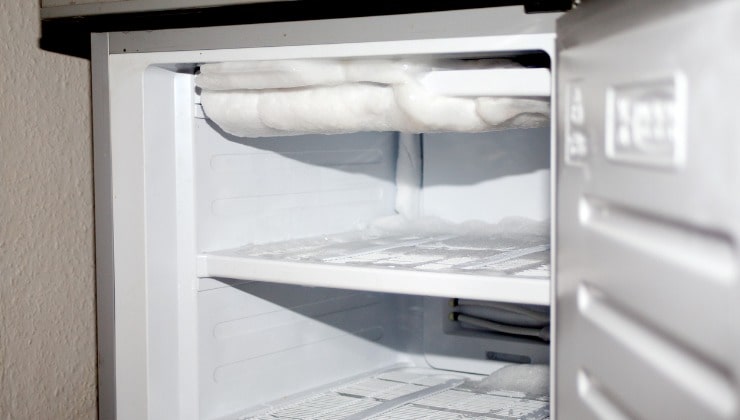 Réfrigérateur avec couche de glace