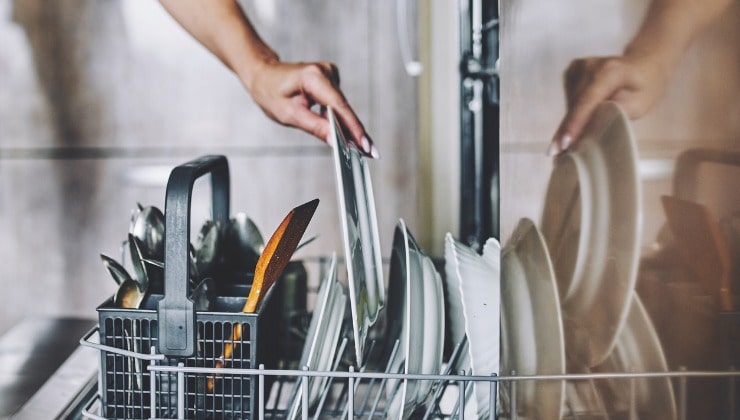 Nettoyer la vaisselle et les éponges au lave-vaisselle