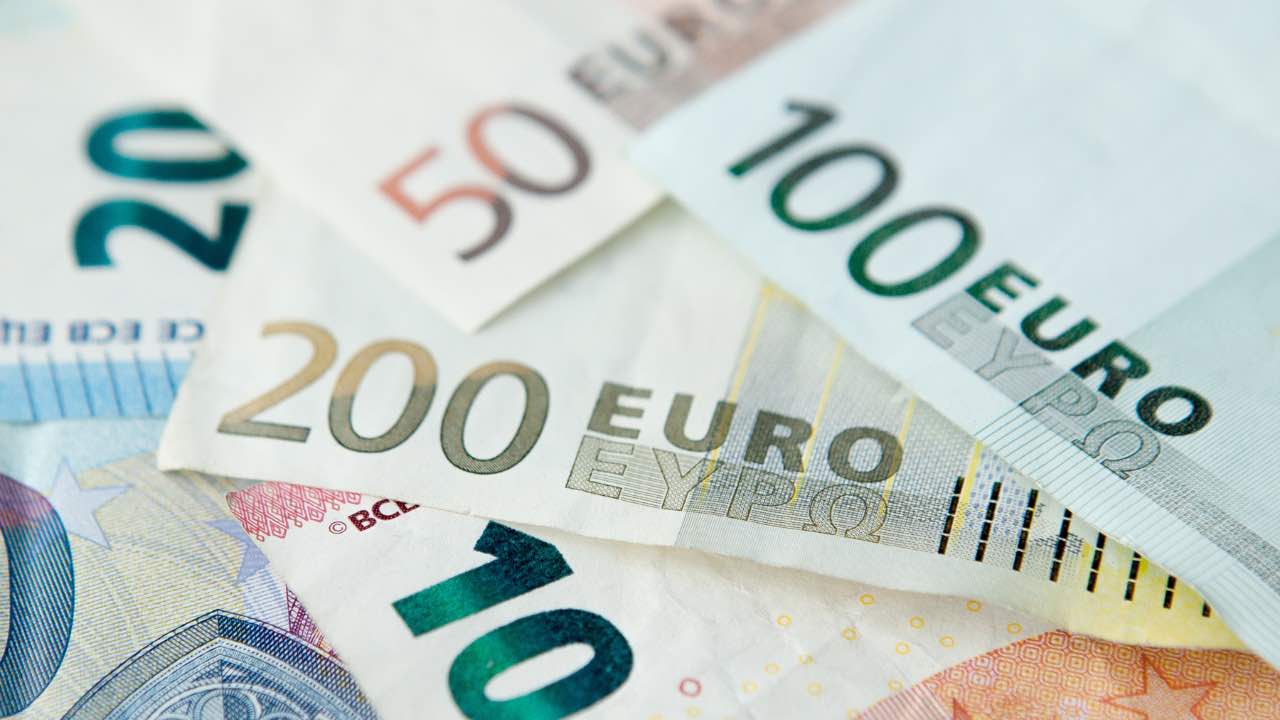 dietro ai nuovi 50 euro c'e' un trucco: costringervi a tirare fuori i soldi  dal materasso - Politica