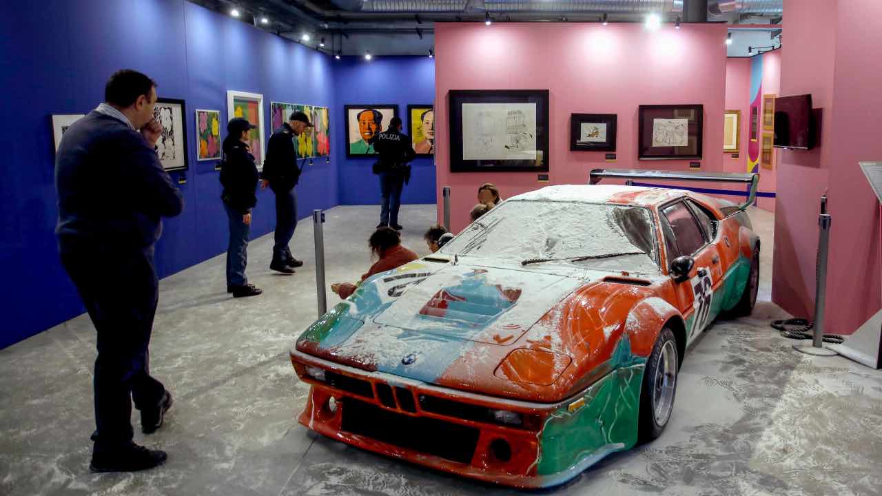 Milano, farina sull'auto dipinta da Andy Warhol