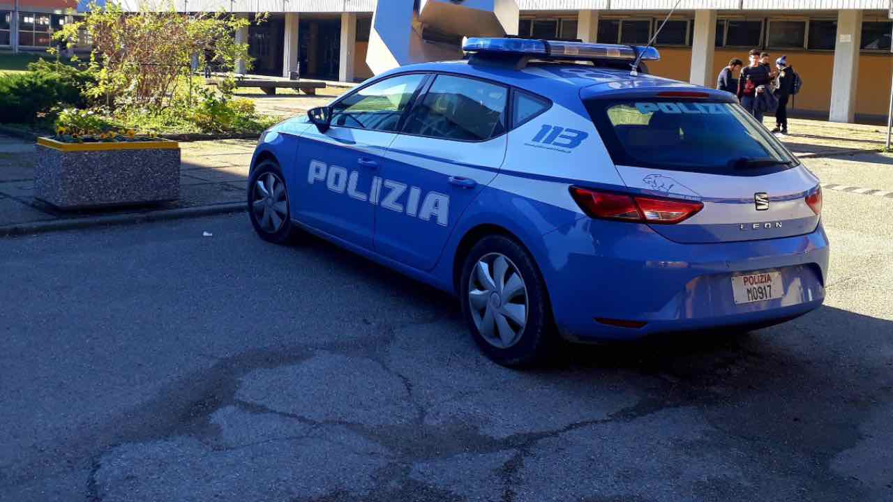Pavia, auto della polizia a scuola