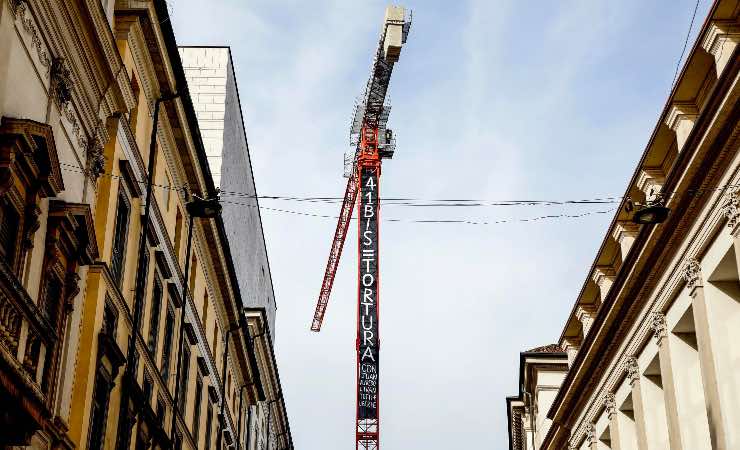 Striscione attivisti sulla gru del Teatro alla Scala Milano