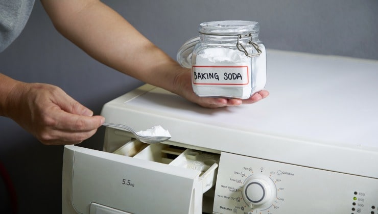 Ajouter du bicarbonate de soude dans la machine à laver