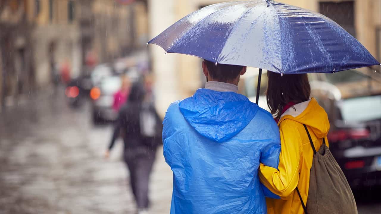 Allarme meteo, coppia con ombrello