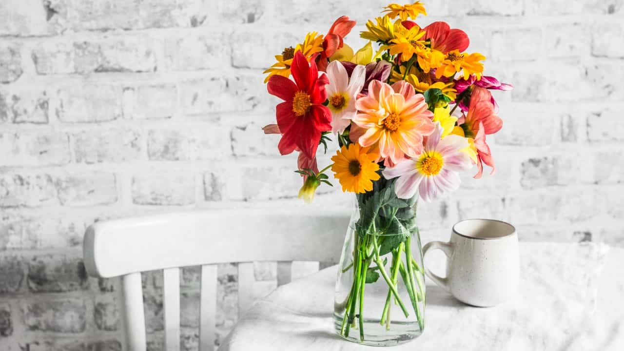 Bouquet di fiori su tavolo