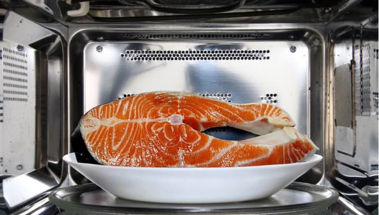 Pesce crudo a scongelare nel forno