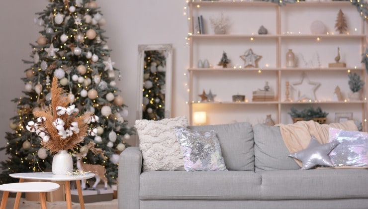 Salon avec décorations de Noël