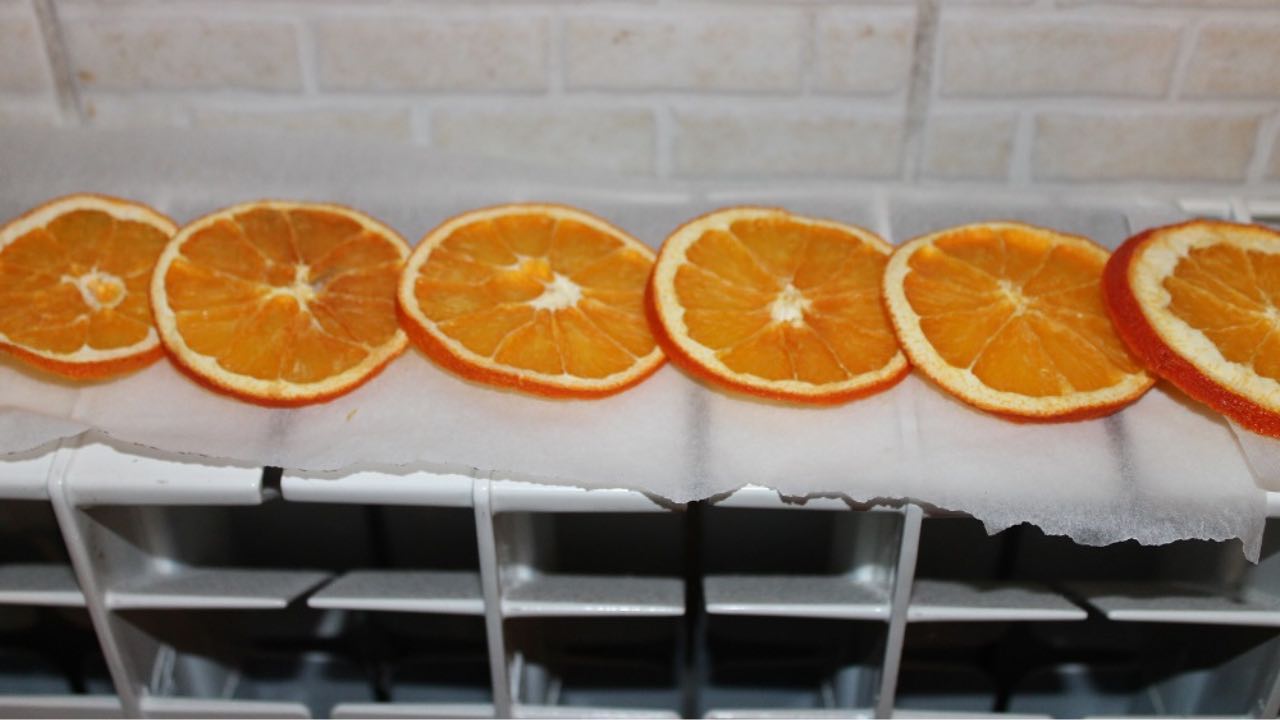 Appoggia fette di arancia sui termosifoni
