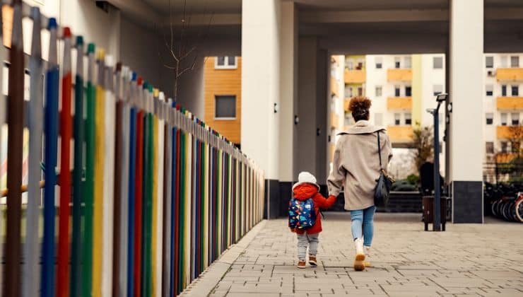 Mamma con bambino all'asilo