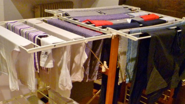 Panni stesi in casa, col metodo del barattolo si asciugano in soli 10 ...