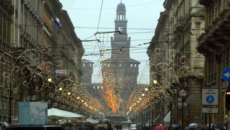 Strada di Milano con luci natalizie