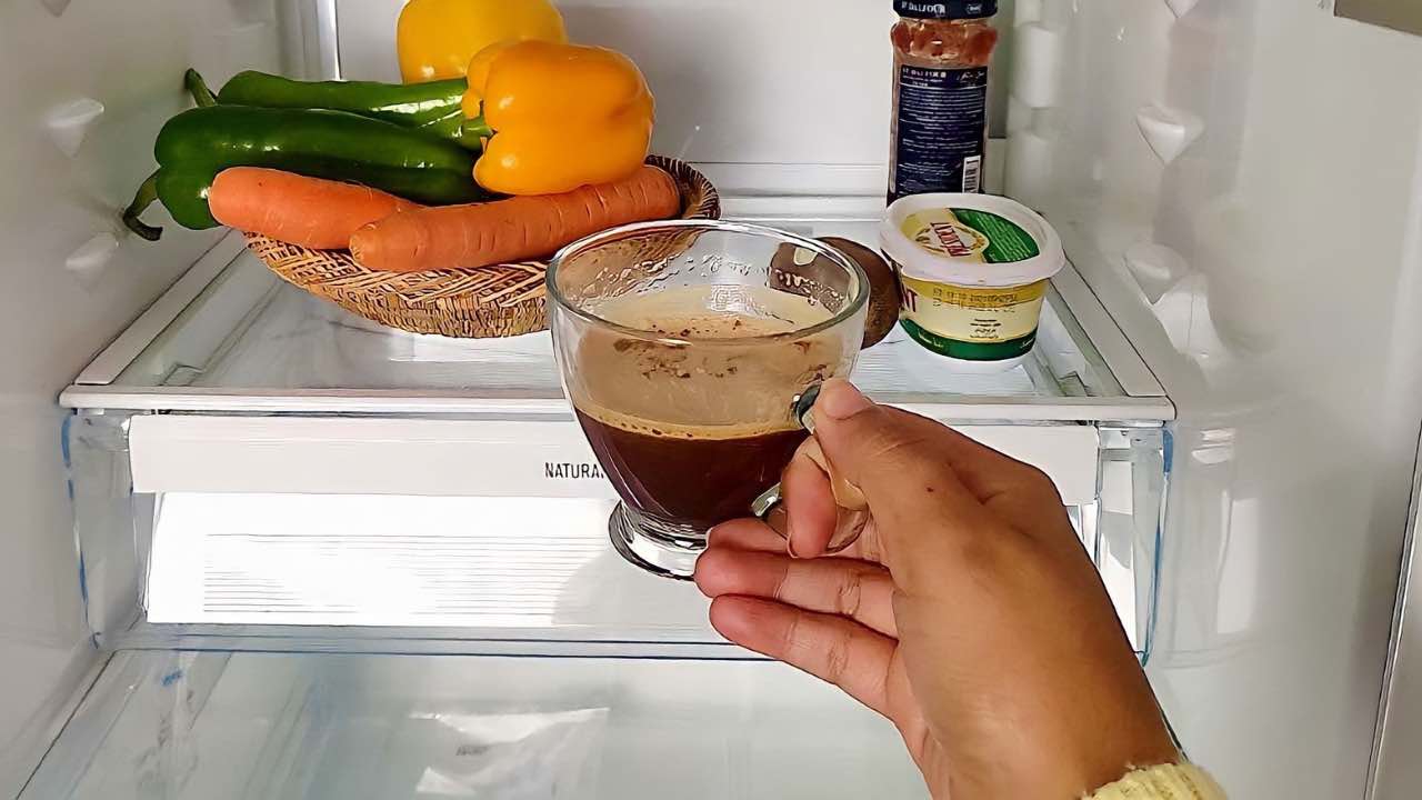 Tasse à café dans le réfrigérateur