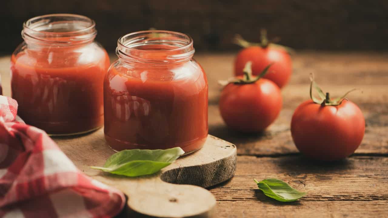 Barattoli di salsa di pomodoro scaduta