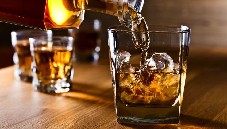 Bicchiere di whisky e ghiaccio
