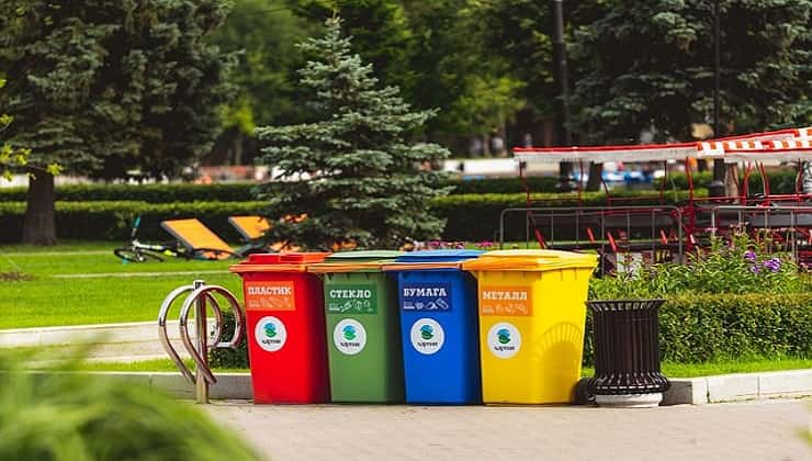 Cassonetti dei rifiuti al parco