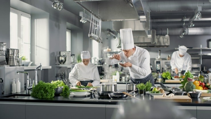 Chef al lavoro nella cucina