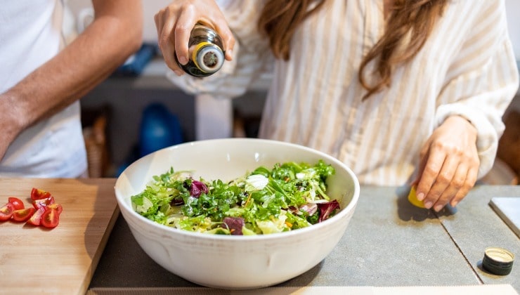 Assaisonner la salade avec du vinaigre