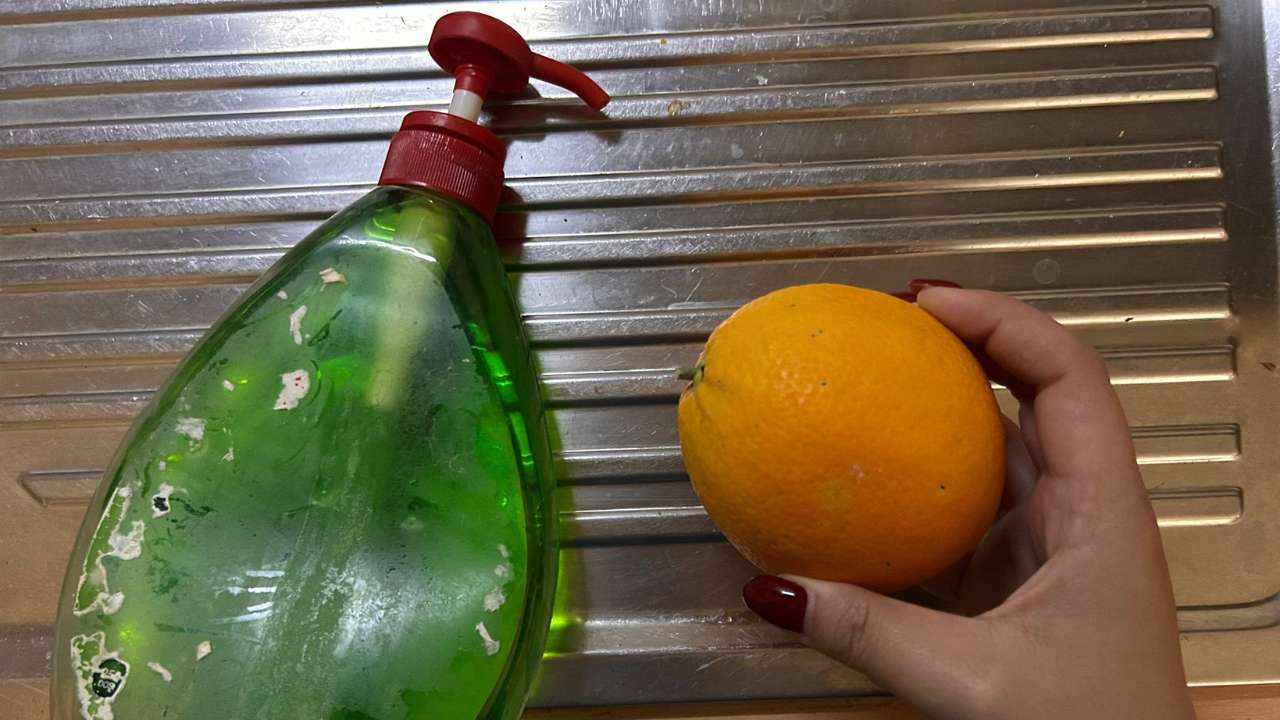 Prostředek na mytí nádobí a pomerančová kůra
