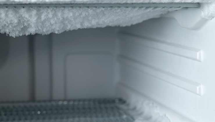Ghiaccio sulle pareti del freezer