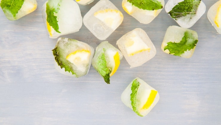 Popsicles with lemon pieces