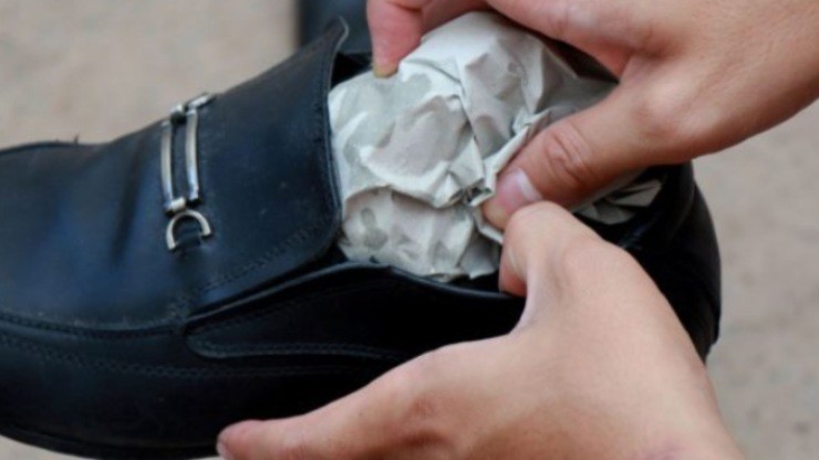 Carta alluminio nelle scarpe: il trucchetto che ti semplifica la vita