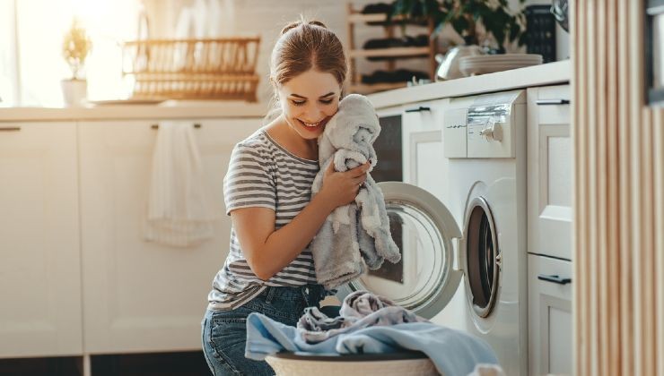 Laver les vêtements dans la machine à laver 