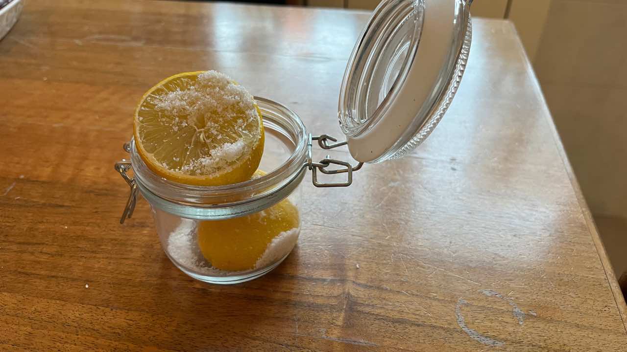 citron et sel dans le bocal