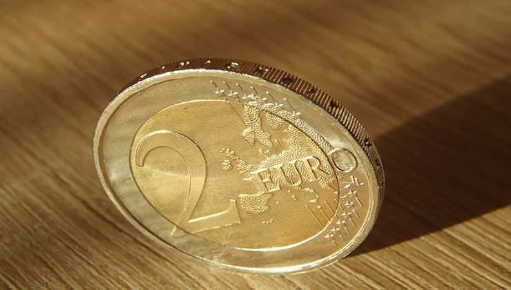 Moneta da 2 euro in piedi