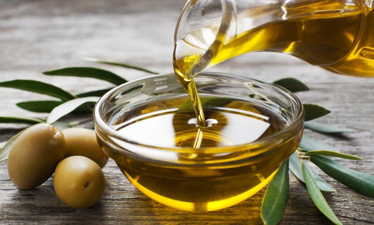 Olio di oliva sui taglieri