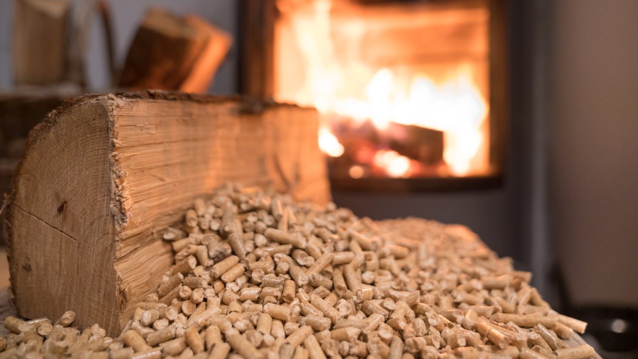 Come pulire il vetro della tua stufa a pellet