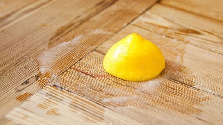 pulire il tagliere con sale e limone 