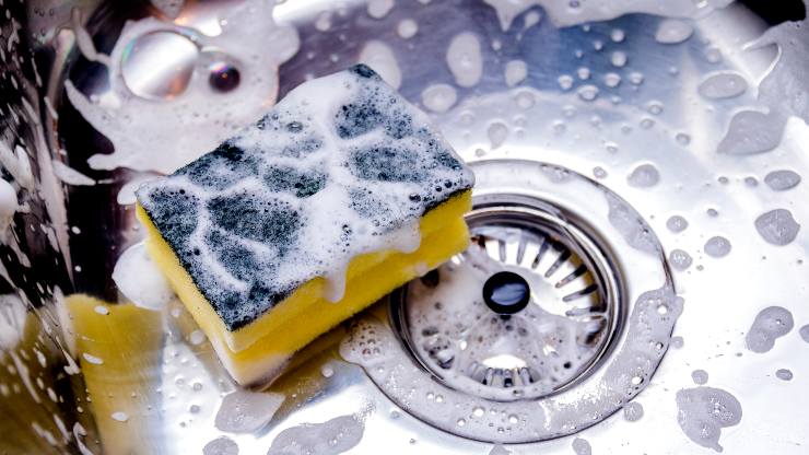 sapone nel lavandino - via la puzza 