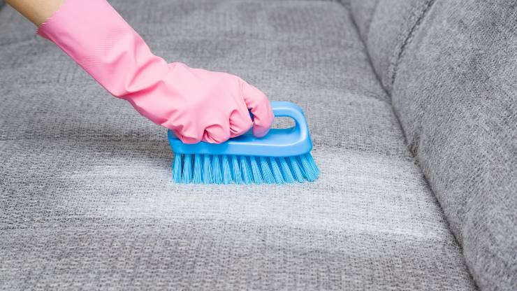 Come pulire un divano in tessuto - Il modo semplice per smacchiare un divano