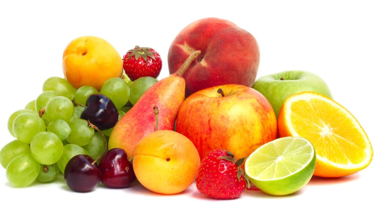 Různé druhy čerstvého ovoce