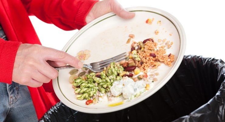 Come evitare di produrre troppi rifiuti di cucina