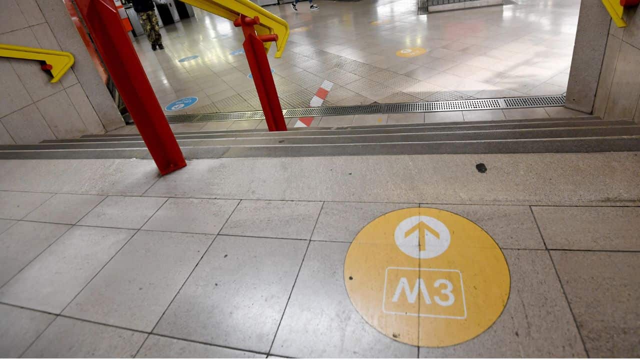 Fermata metro gialla a Milano