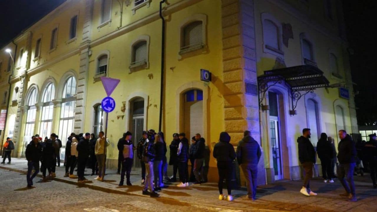 Folla alla stazione di Chiari