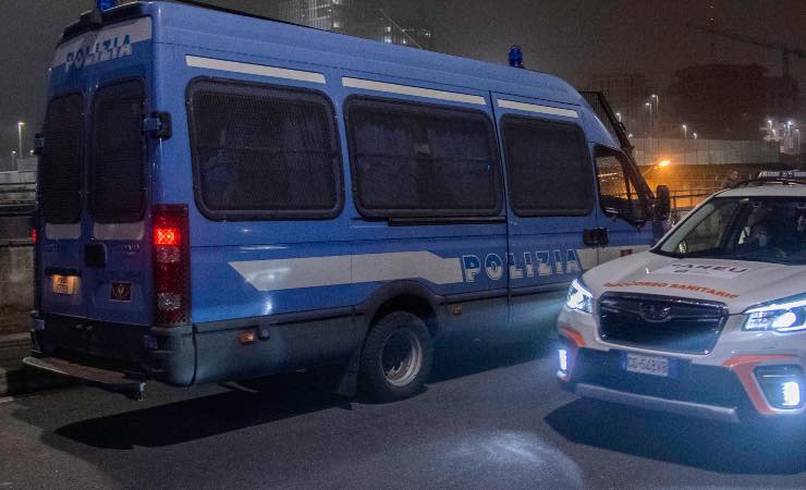 Milano, camion della Polizia