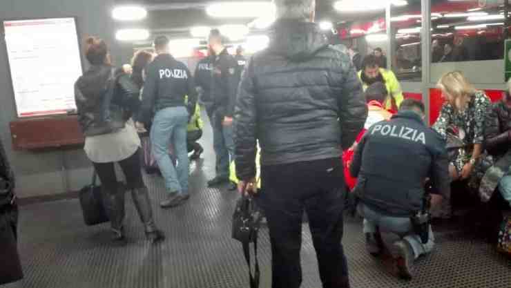 Polizia nella stazione metro